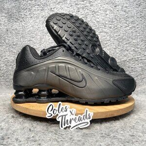 Nike Shox R4 (GS) Size 6.5Y = 8 Women Black Crimson CW2626-003